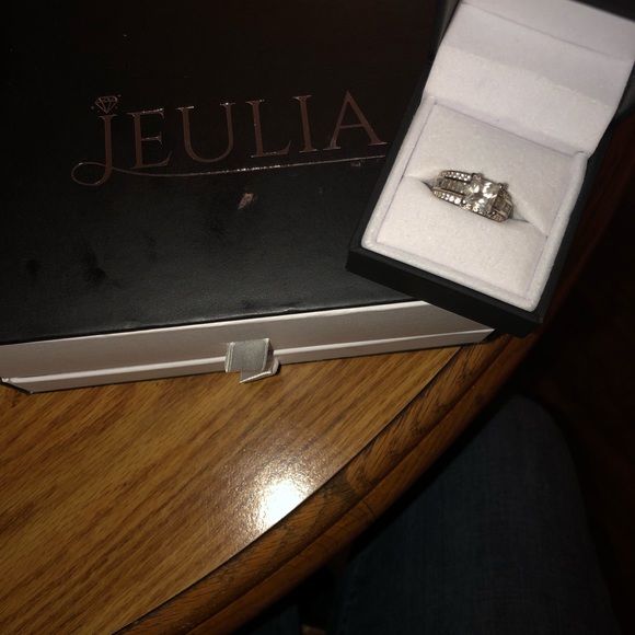 White Sapphire ring!!! - Picture 1 of 8